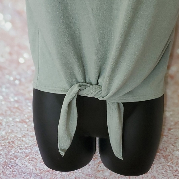 Caution to the Wind Knot Top - Picture 4 of 4